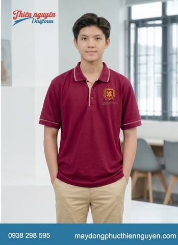 Đồng phục học sinh cấp 3 trường quốc tế Việt Úc nổi bật với gam màu đỏ đô (maroon) chủ đạo của áo thun, phối cùng đường viền chỉ màu be nhạt ở cổ