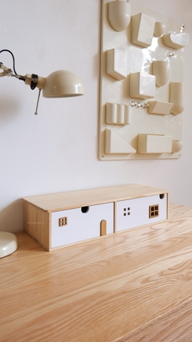 Nhà gỗ để bàn nâng máy tính và hộc lưu trữ