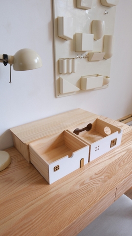 Nhà gỗ để bàn nâng máy tính và hộc lưu trữ