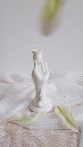 Chân nến gốm - bàn tay