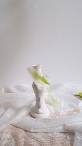 Chân nến gốm - bàn tay