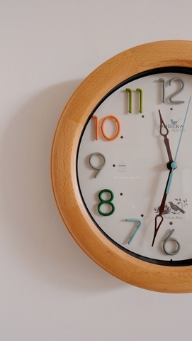 đồng hồ viền gỗ số nhiều màu 15