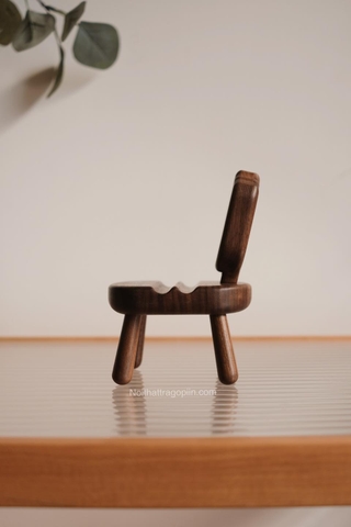 Giá đỡ điện thoại 01 - hình ghế gỗ óc chó