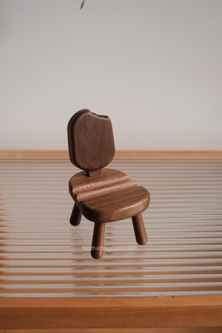 Giá đỡ điện thoại 01 - hình ghế gỗ óc chó