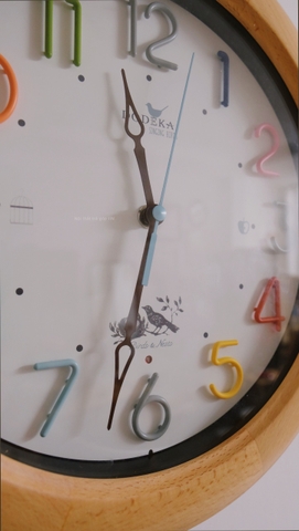 đồng hồ viền gỗ số nhiều màu 15