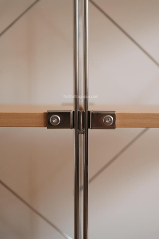 Kệ đứng màu sồi khung inox