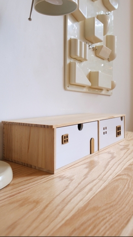 Nhà gỗ để bàn nâng máy tính và hộc lưu trữ