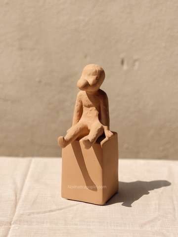 Bình gốm trang trí 06  - người phụ nữ đọc sách