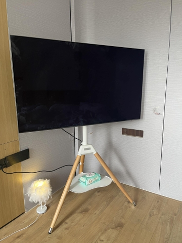 Kệ TV - 3 chân gỗ có khay 43-65 inch