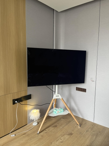 Kệ TV - 3 chân gỗ có khay 43-65 inch