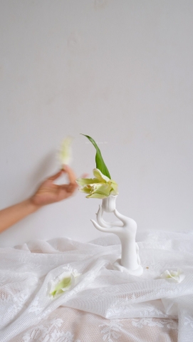 Chân nến gốm - bàn tay