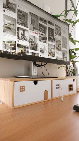 Nhà gỗ để bàn nâng máy tính và hộc lưu trữ