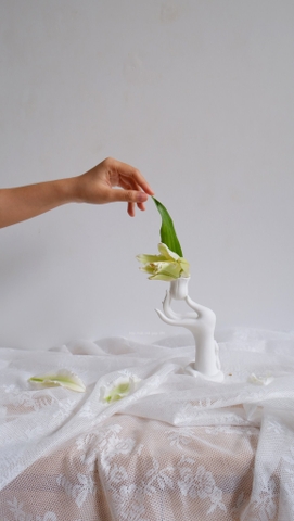 Chân nến gốm - bàn tay