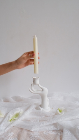 Chân nến gốm - bàn tay