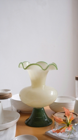 Bình hoa thuỷ tinh 01 viền gợn sóng xanh