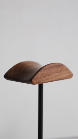 Giá đỡ tai nghe gỗ 02 - gỗ óc chó - loại đơn