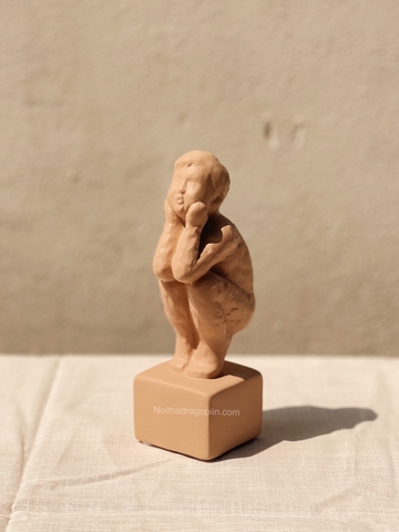 Bình gốm trang trí 06  - người phụ nữ đọc sách