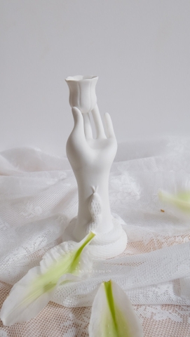 Chân nến gốm - bàn tay