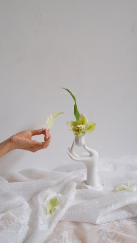 Chân nến gốm - bàn tay