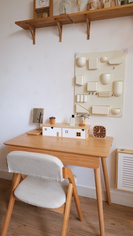 Nhà gỗ để bàn nâng máy tính và hộc lưu trữ