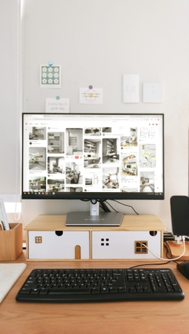 Nhà gỗ để bàn nâng máy tính và hộc lưu trữ