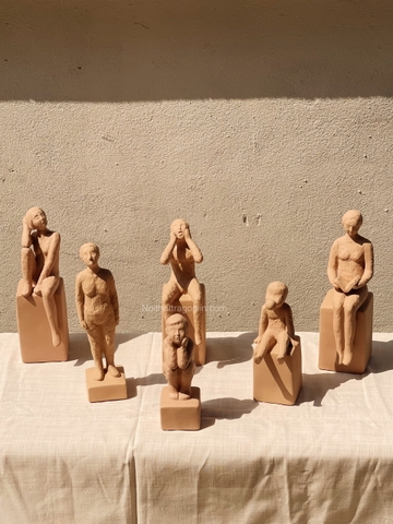 Bình gốm trang trí 06  - người phụ nữ đọc sách