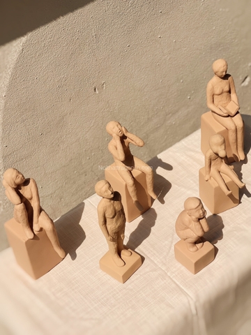 Bình gốm trang trí 06  - người phụ nữ đọc sách