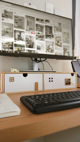 Nhà gỗ để bàn nâng máy tính và hộc lưu trữ