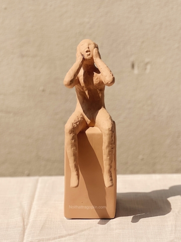 Bình gốm trang trí 06  - người phụ nữ đọc sách