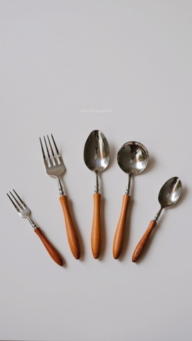 Muỗng/ thìa tay cầm gỗ - Nâu đậm - Muỗng tròn lớn dài 18.5cm