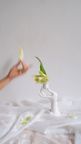 Chân nến gốm - bàn tay