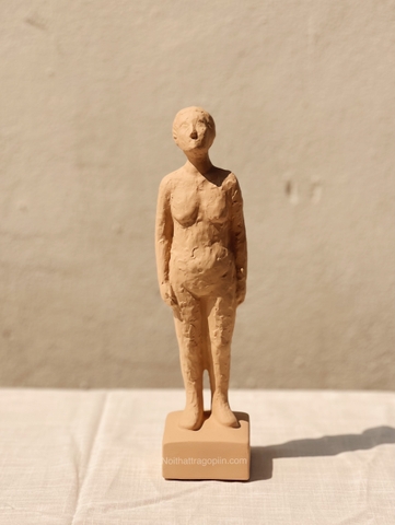 Bình gốm trang trí 06  - người phụ nữ đọc sách