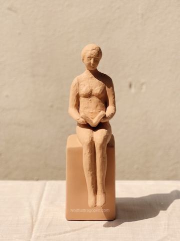 Bình gốm trang trí 06  - người phụ nữ đọc sách