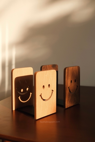 Kẹp gỗ chặn sách smile - Óc chó