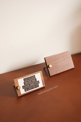 Kẹp danh thiếp/menu gỗ óc chó - Lớn 8x13cm