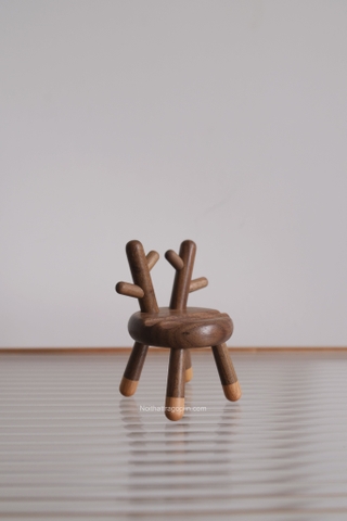 Giá đỡ điện thoại 02 - hình ghế gỗ óc chó sừng hươu