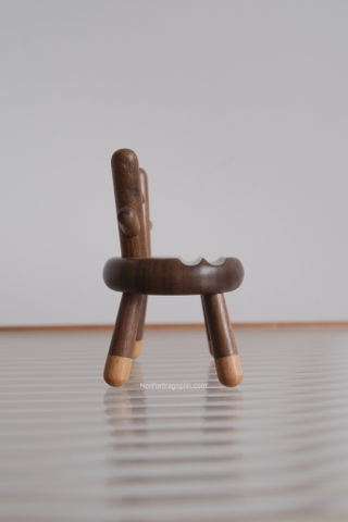 Giá đỡ điện thoại 02 - hình ghế gỗ óc chó sừng hươu