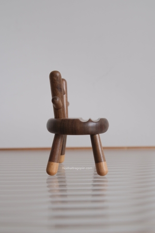 Giá đỡ điện thoại 02 - hình ghế gỗ óc chó sừng hươu