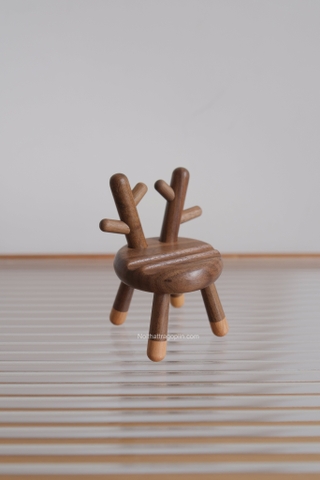 Giá đỡ điện thoại 02 - hình ghế gỗ óc chó sừng hươu