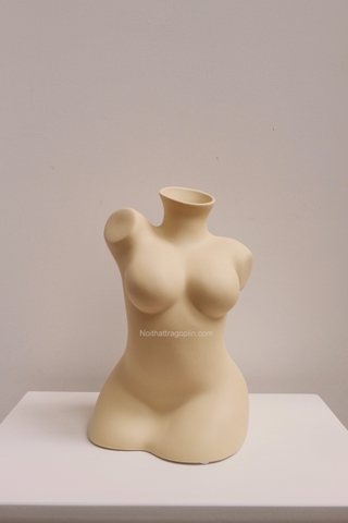 Bình gốm nghệ thuật trang trí hình cơ thể người - phần vai cổ màu vàng không kèm bông lúa