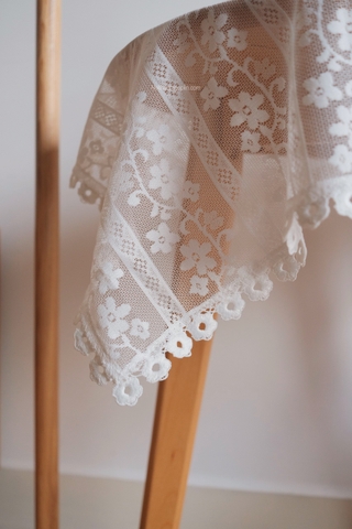 Khăn bàn ren trắng vuông 02