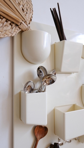 Bảng nhựa treo tường có giá đỡ - trắng sữa