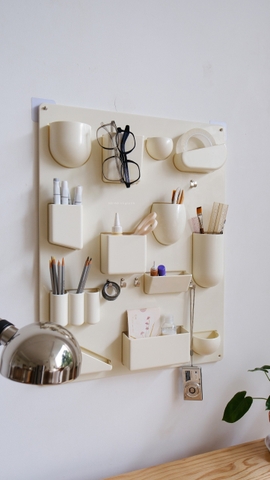 Bảng nhựa treo tường có giá đỡ - trắng sữa