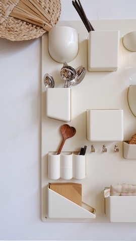 Bảng nhựa treo tường có giá đỡ - trắng sữa