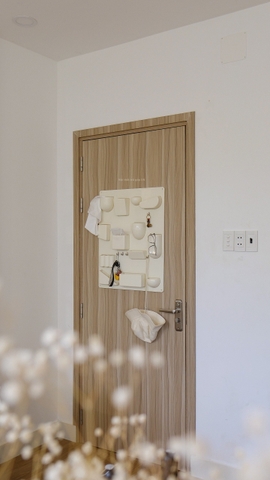 Bảng nhựa treo tường có giá đỡ - trắng sữa