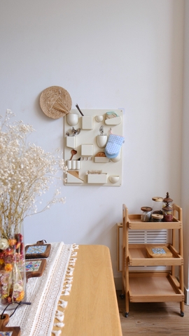 Bảng nhựa treo tường có giá đỡ - trắng sữa