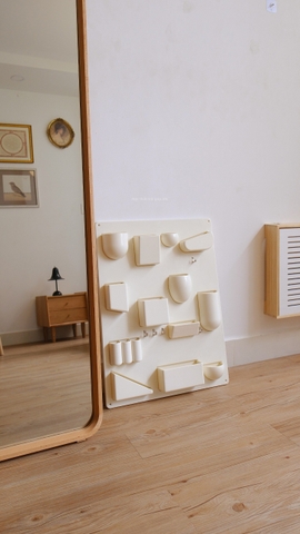 Bảng nhựa treo tường có giá đỡ - trắng sữa