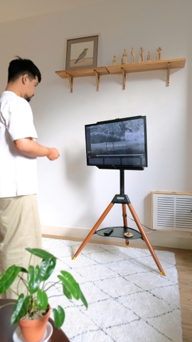 Kệ TV - 3 chân gỗ có khay 43-65 inch