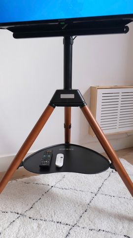 Kệ TV - 3 chân gỗ có khay 43-65 inch