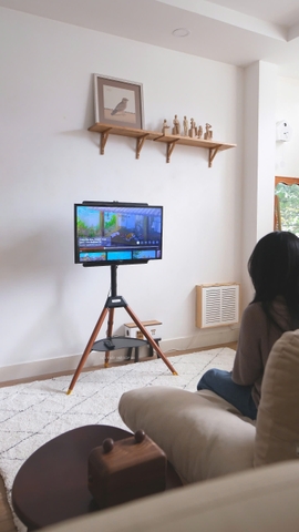 Kệ TV - 3 chân gỗ có khay 43-65 inch